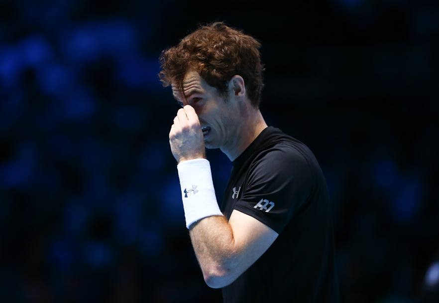 Curiosa scenetta per Andy Murray che in un cambio campo del match contro Rafa Nadal alla 02 Arena di Londra, ha deciso di regolarsi un ricciolo troppo lungo...